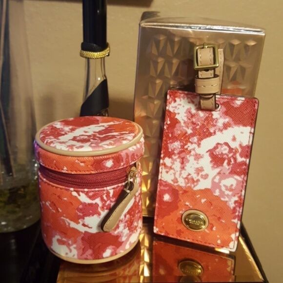 COACH WORLD ADAPTER WITH LUGGAGE TAG - Picture 3 of 3